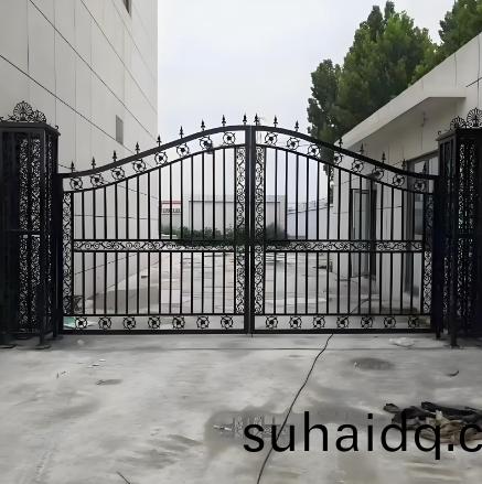 大(da)連(lian)鐵(tie)藝大(da)門(men)